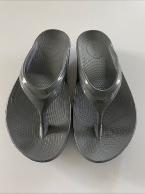 OOFOS NWOT Women’s Foam Thong Sandals in Charcoal Size 8